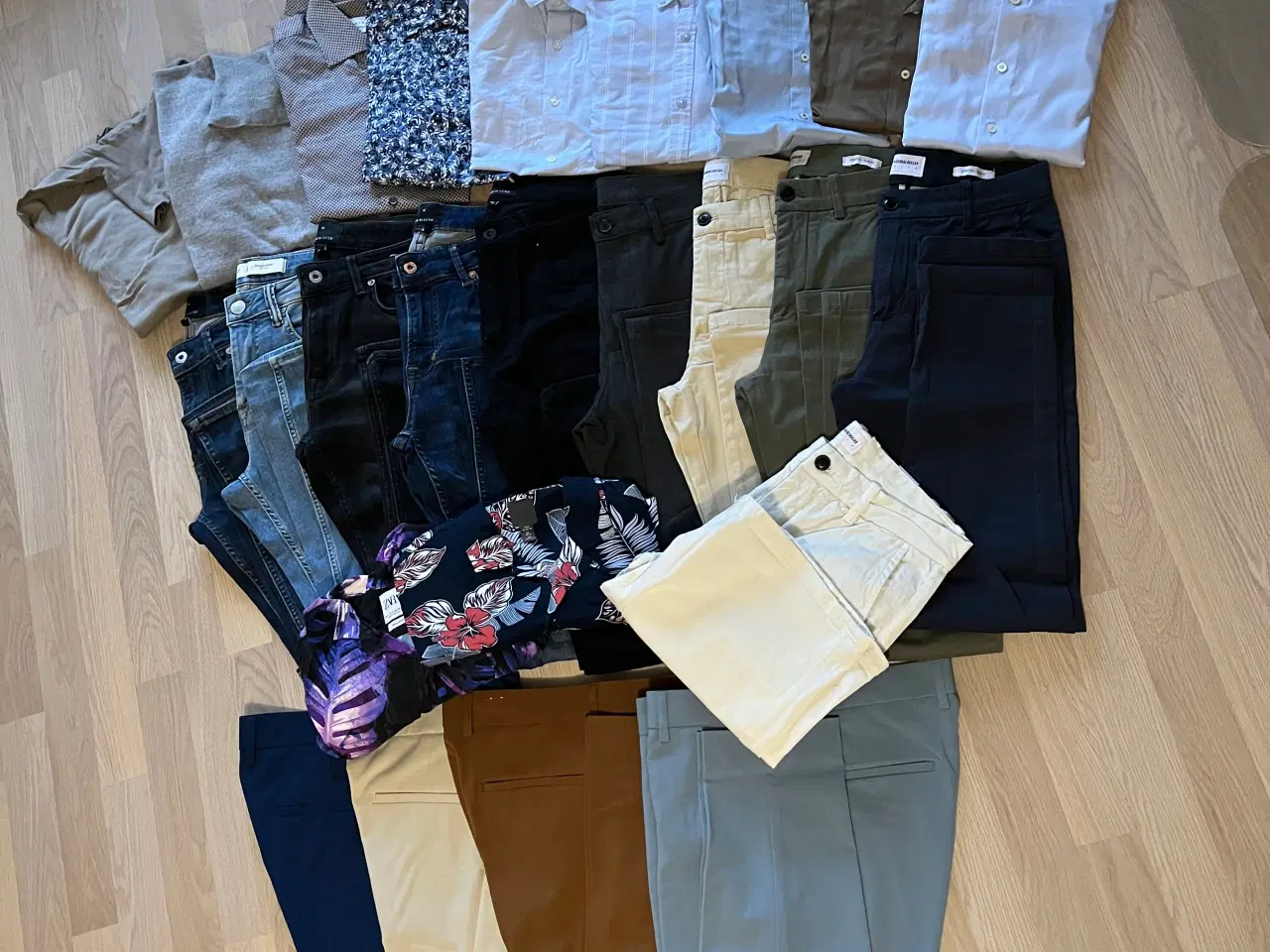 Billede 2 - Flyttekasse fyldt med herretøj 