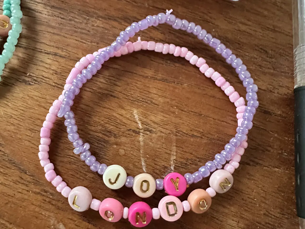 Billede 1 - Hjemmelavet armbånd med tekst på