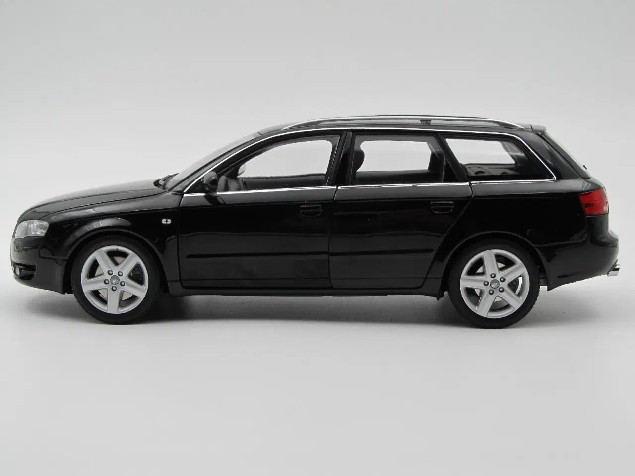 Billede 4 - 2005 Audi A4 Avant 3,2 FSI Quattro Minichamps 1:18