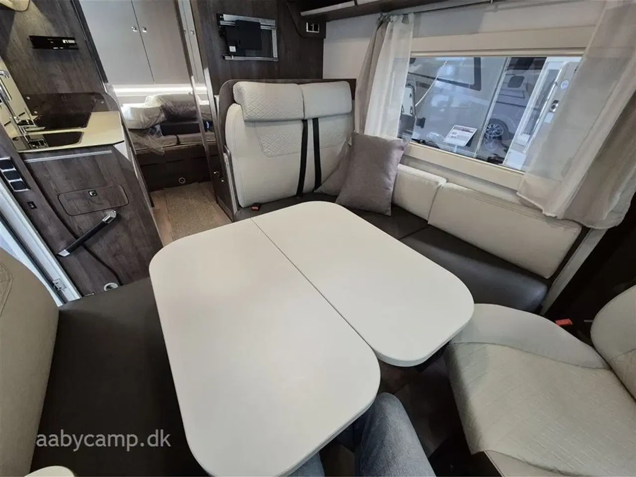 Billede 8 - 2023 - Benimar Amphitryon 983   Solceller. 2x Batterier. 2000w inverter. markise. A/C i bo-del. helårsdæk. undervognsbehandling. helårsdæk. Elektrisk indgangstrin. kun 16000 km!!!