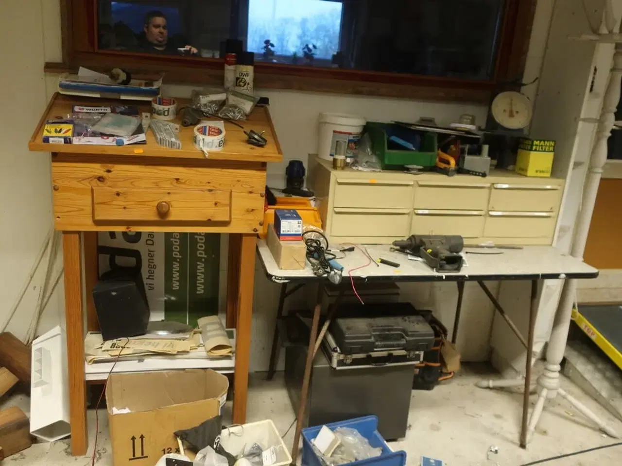 Billede 1 - Pult og bord inkl. værktøj m.v. (se billeder)