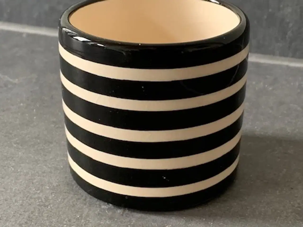 Billede 1 - Stribet sort/råhvid urtepotteskjuler