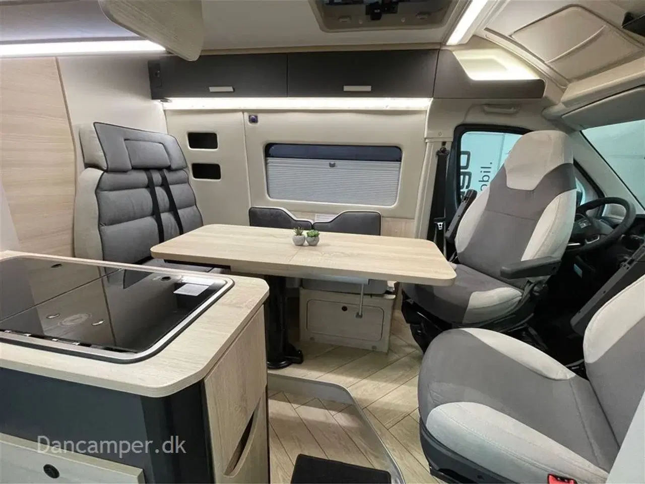 Billede 23 - 2025 - Chausson F&S Line    TILBUDSPRIS kr. 931.800,- SPAR kr. 21.600,- Van som familiecamper med 5 selepladser, pop-up og masser af sovepladser på kun 5,99 m længde.