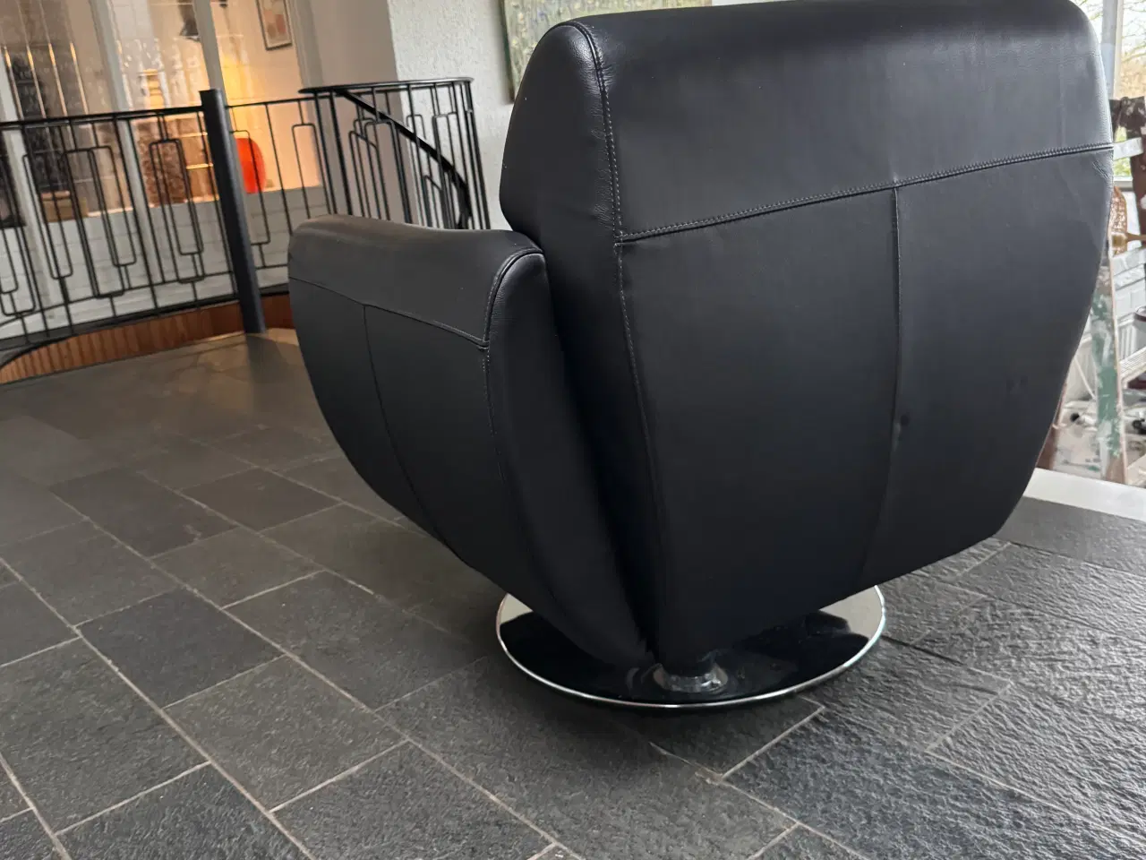 Billede 2 - Sort læder dreje lænestol 