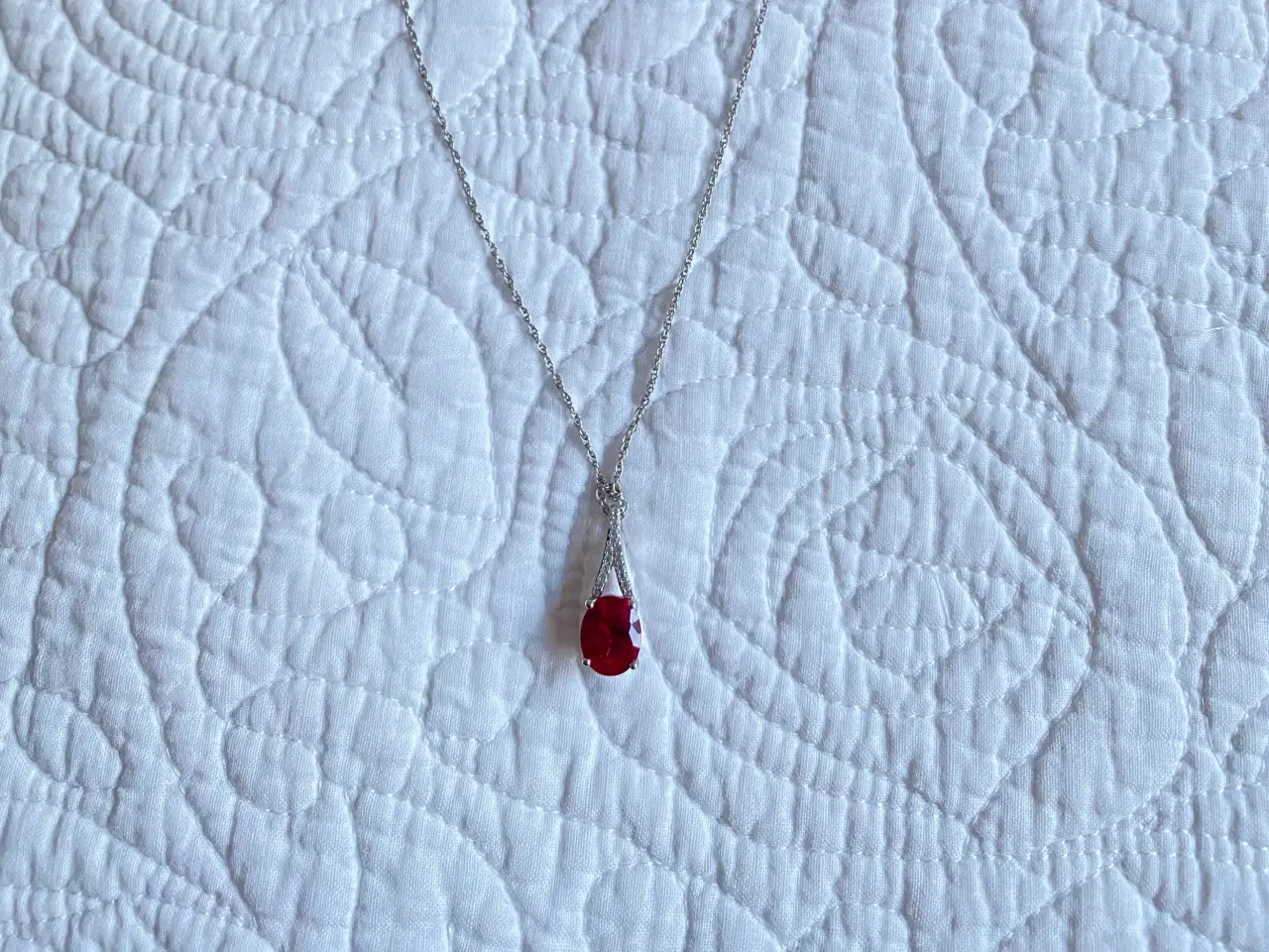 Billede 1 - Halskæde med rød sten