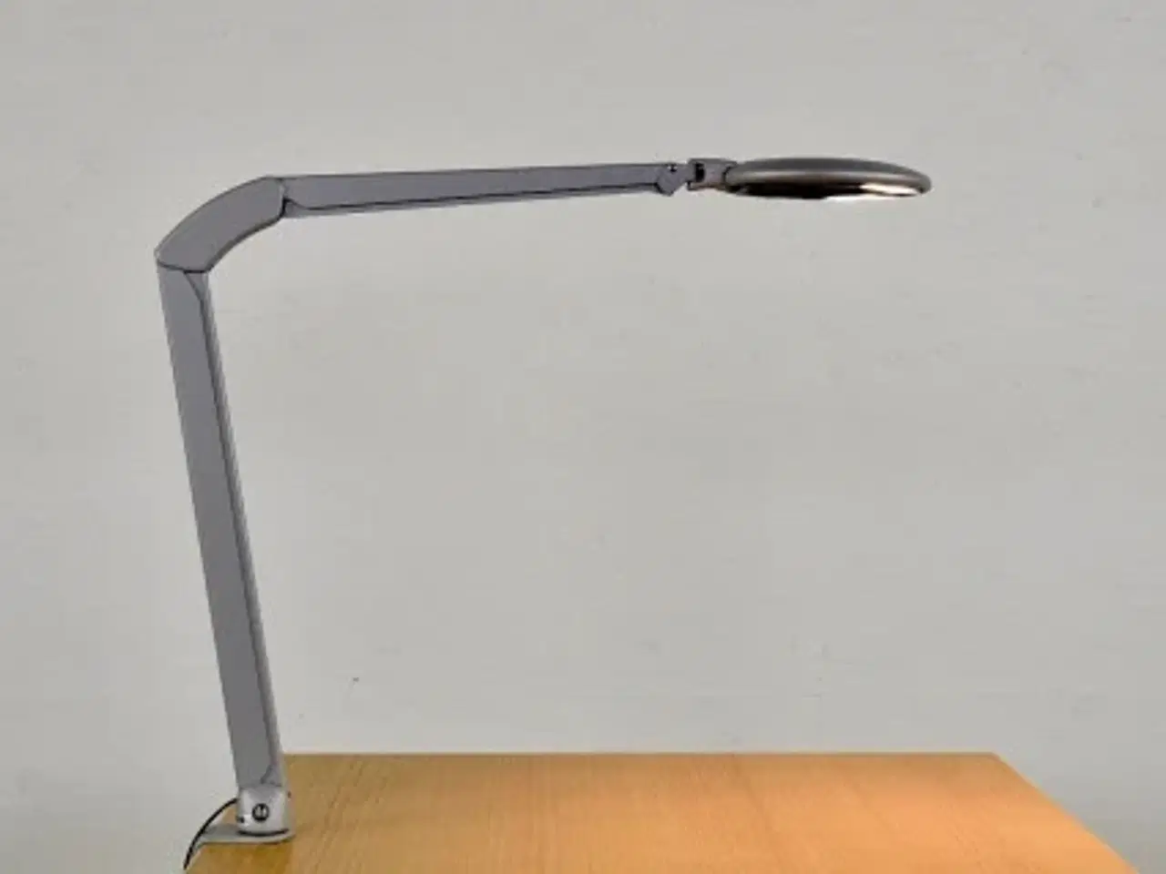 Billede 3 - Luxo ovelo bordlampe i grå med bordklemme
