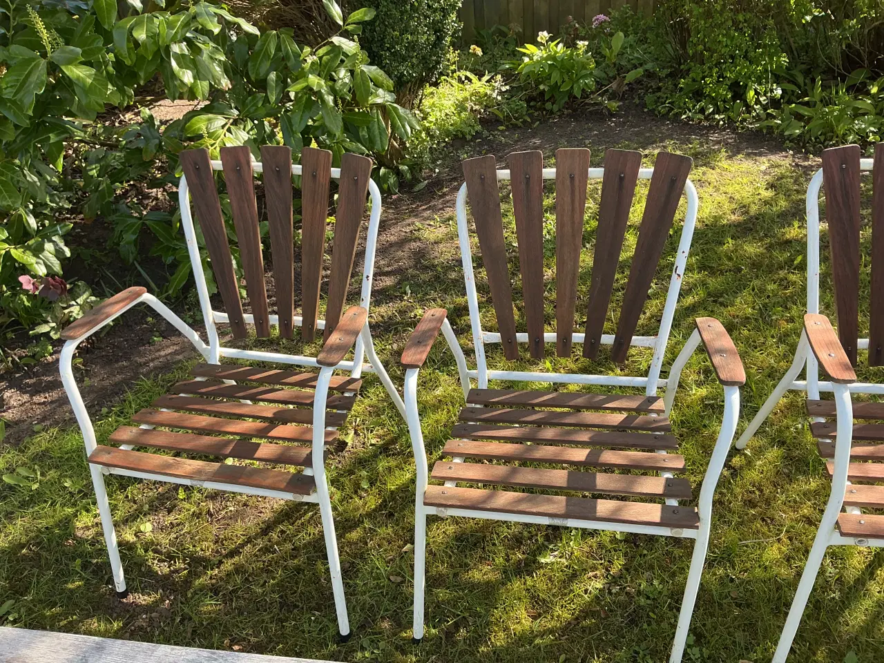 Billede 5 - Marguerit haveborde 2 stk og 4 stole alt er gammel