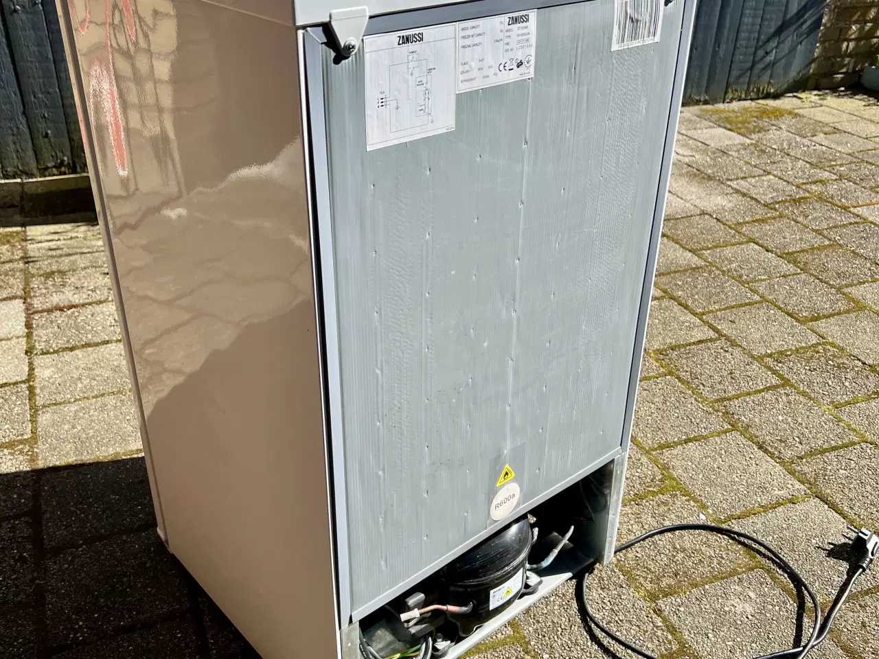 Billede 3 - Skabsfryser til den lille lejlighed.