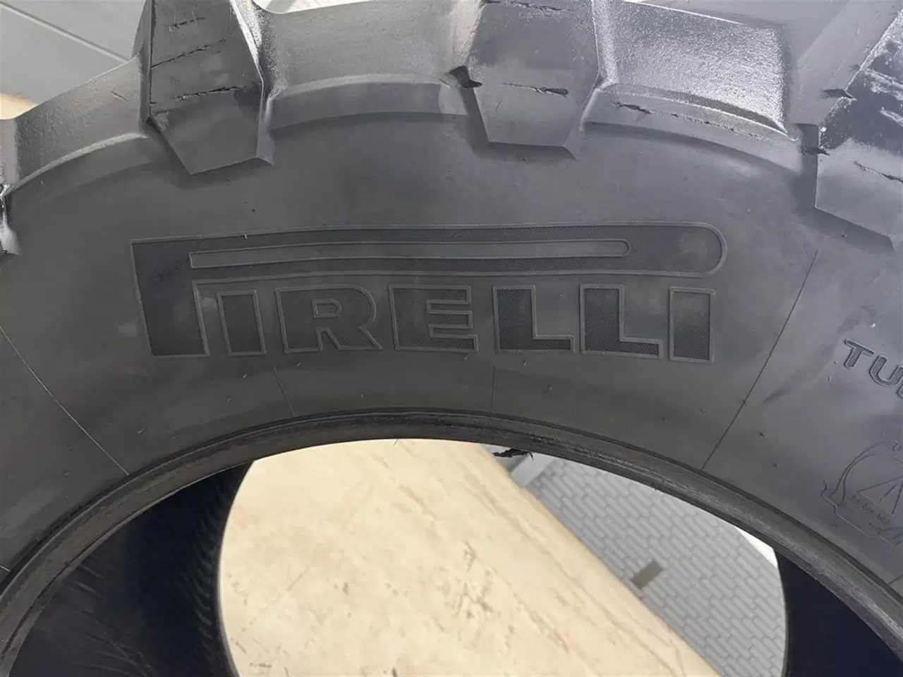 Billede 3 - Pirelli 710/70R42