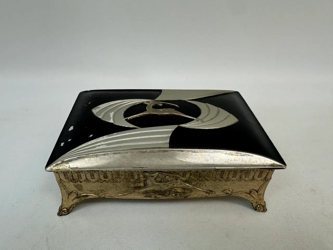 Billede 1 - Vintage skrin med dekorativt 'bukke' motiv