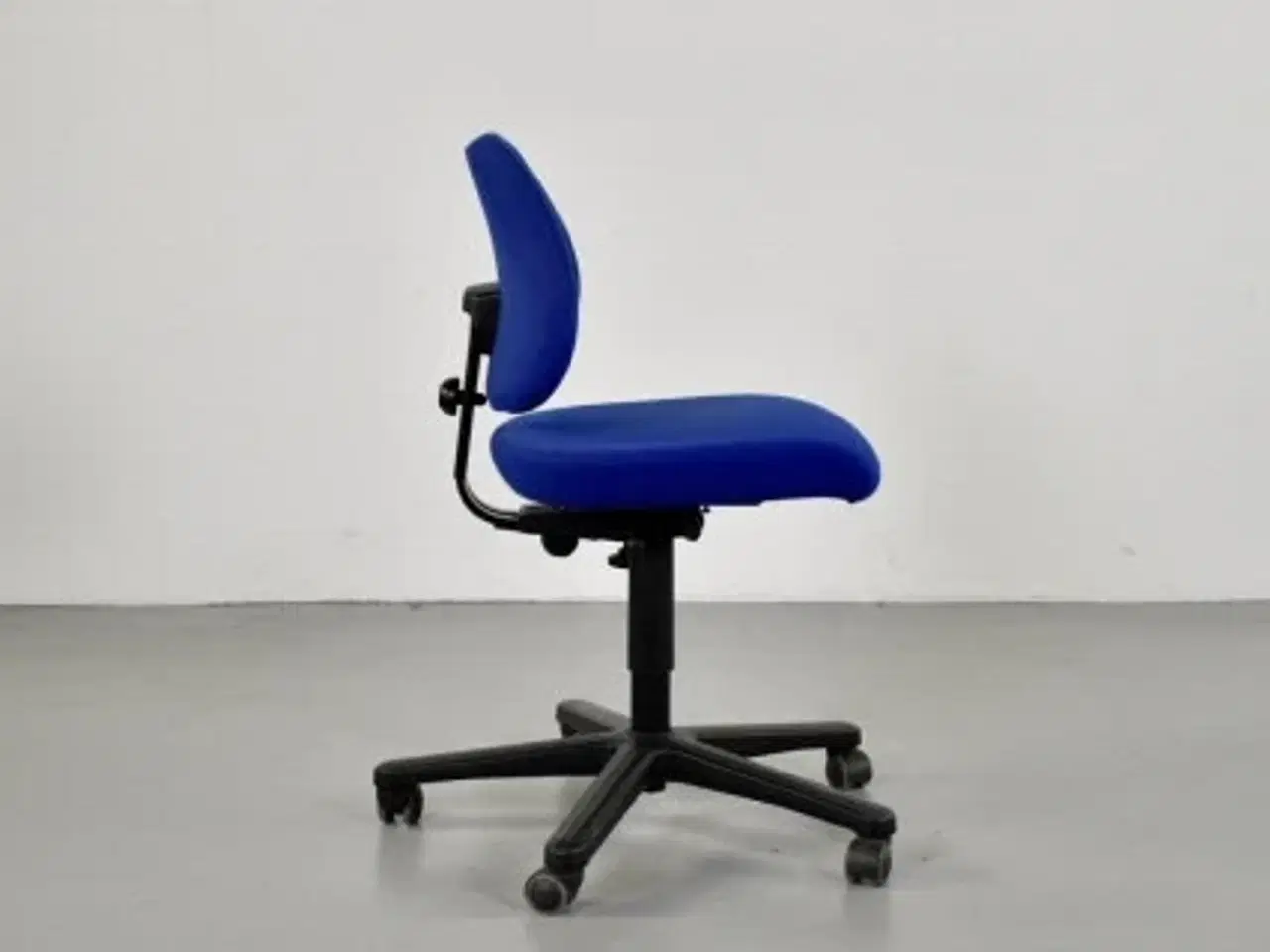 Billede 2 - Savo kontorstol med blå polster og sort stel.