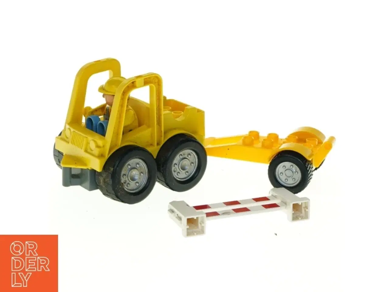 Billede 1 - Gul legetøjs truck med anhænger og afspærringsbom fra Lego (str. 13 x 9 cm)