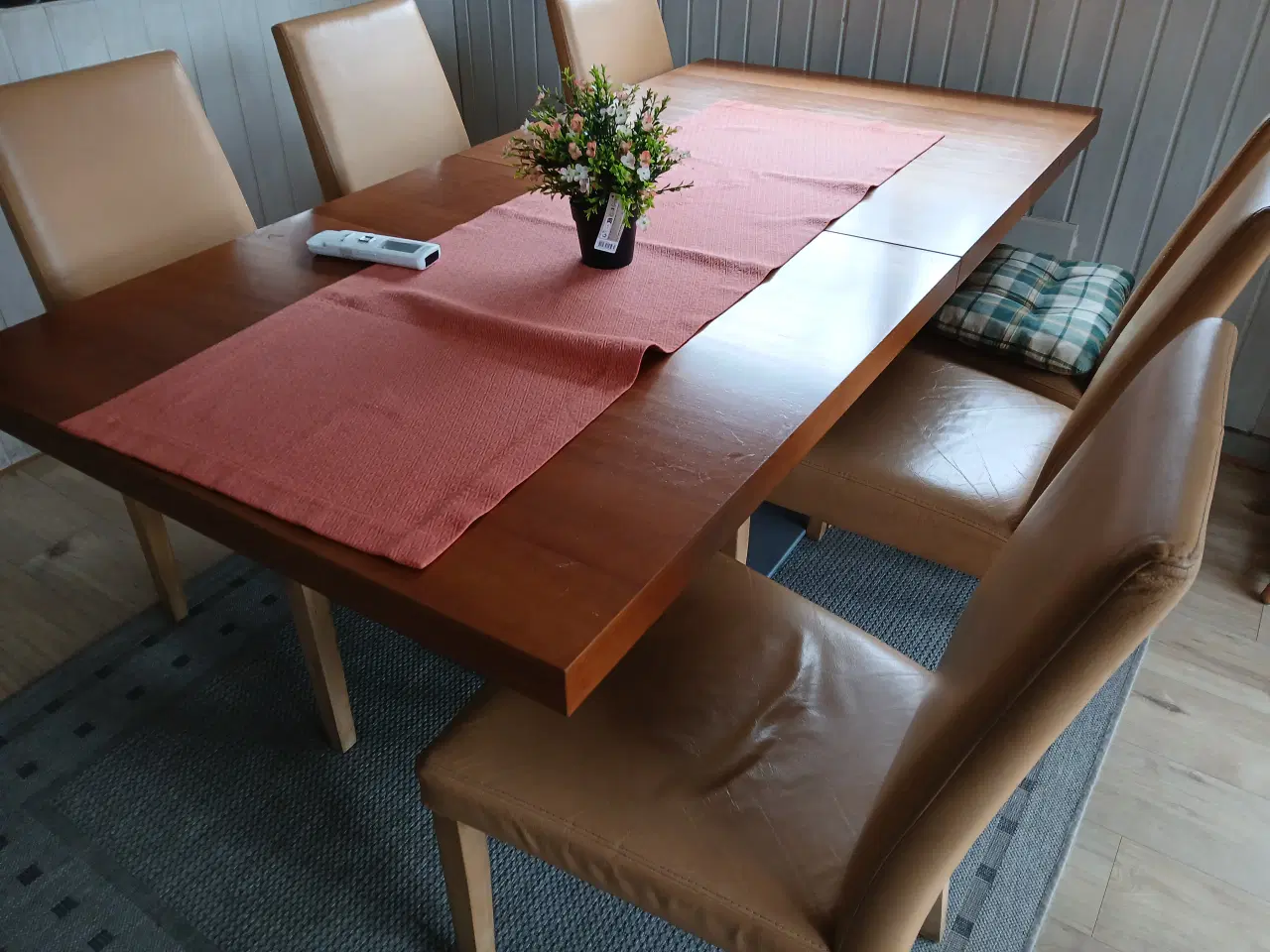 Billede 1 - Rigtig godt og solidt spisebord med 6 stole 