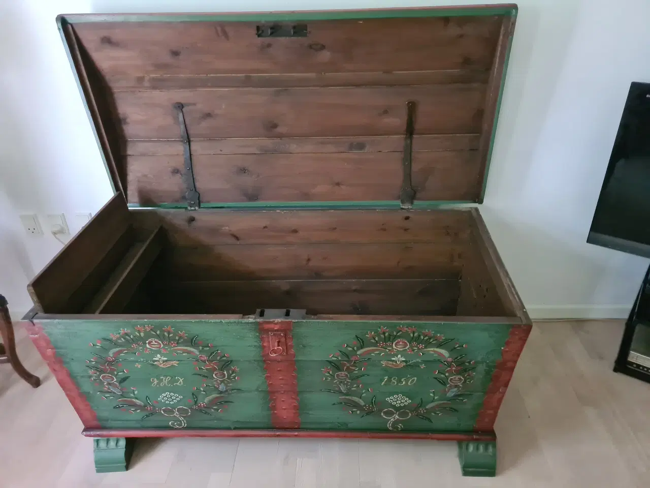 Billede 3 - Smuk gammel kiste (1850) til opbevaring.