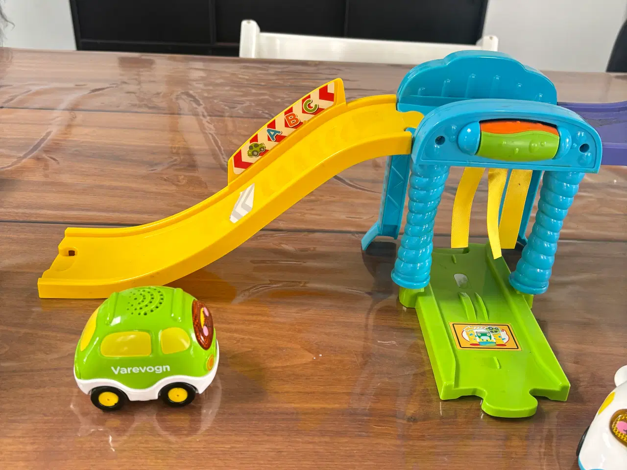 Billede 6 - Vtech parkeringshus + 4 ekstra biler