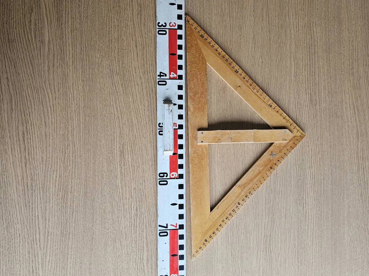 Billede 1 -  “skole-nostalgi” 👍 Landmålerstok + klassiskskole