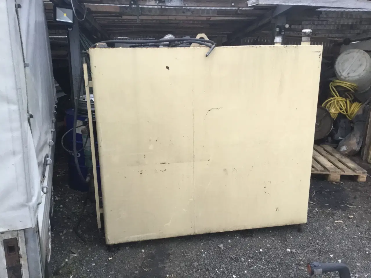 Billede 1 - Olietank 2000 l m pumpe evt diesel eller motorolie