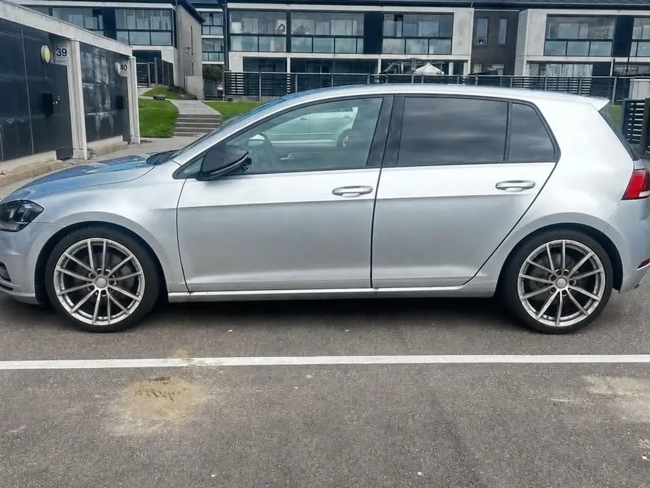 Billede 1 - 18” fælge med sommerdæk – 235/40 R18 – klar til br