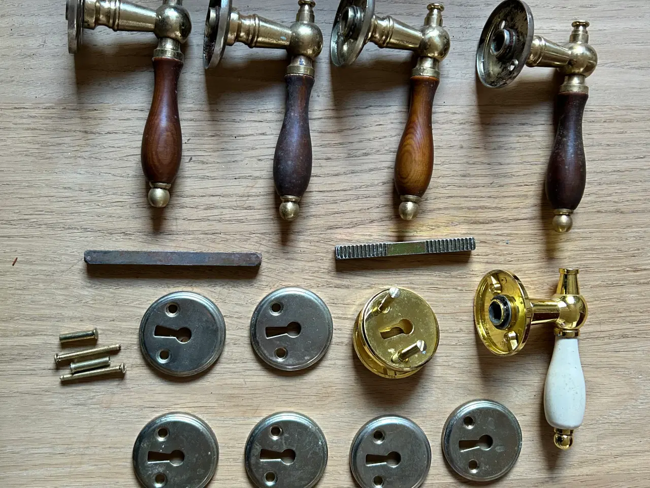 Billede 1 - Diverse dørhåndtag og nøglehulsbeslag