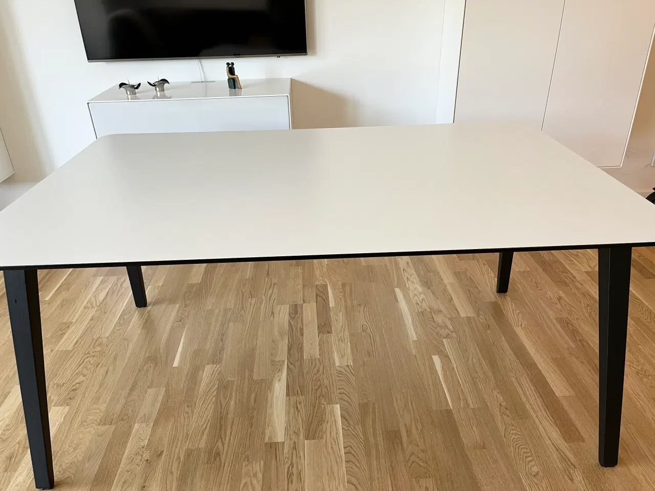 Billede 3 - Hvid højtrykslaminat spisebord med 2 tillægplader
