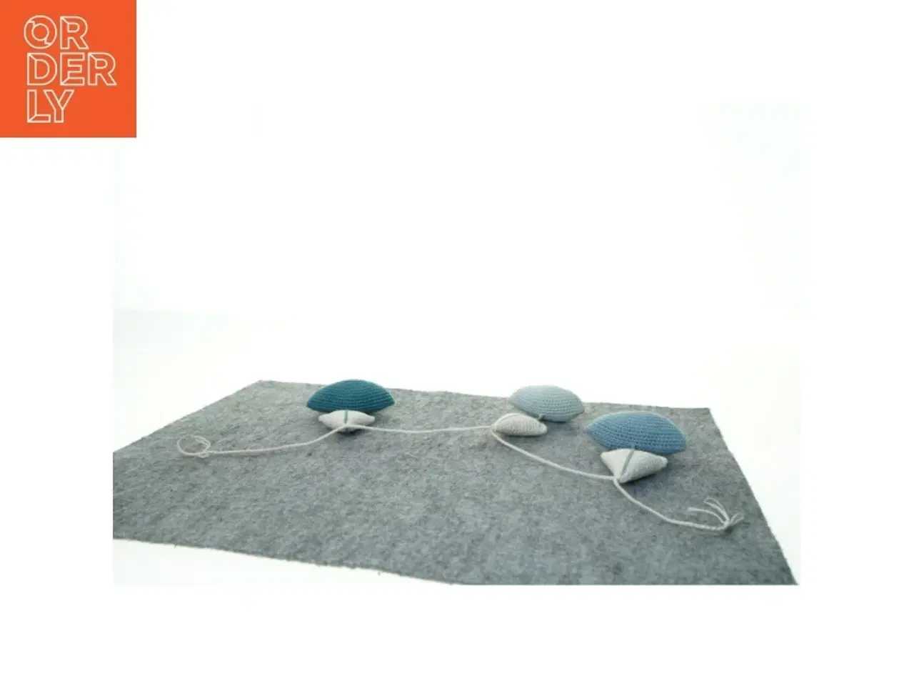 Billede 2 - Strikket pynt til barnevogn el. lign. (str. 70 x 12 cm)