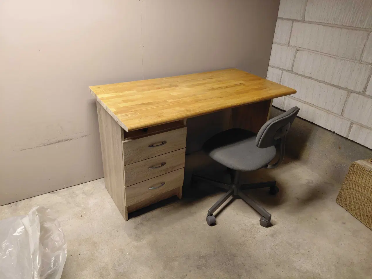 Billede 1 - Skrivebord og kontorstol til børn