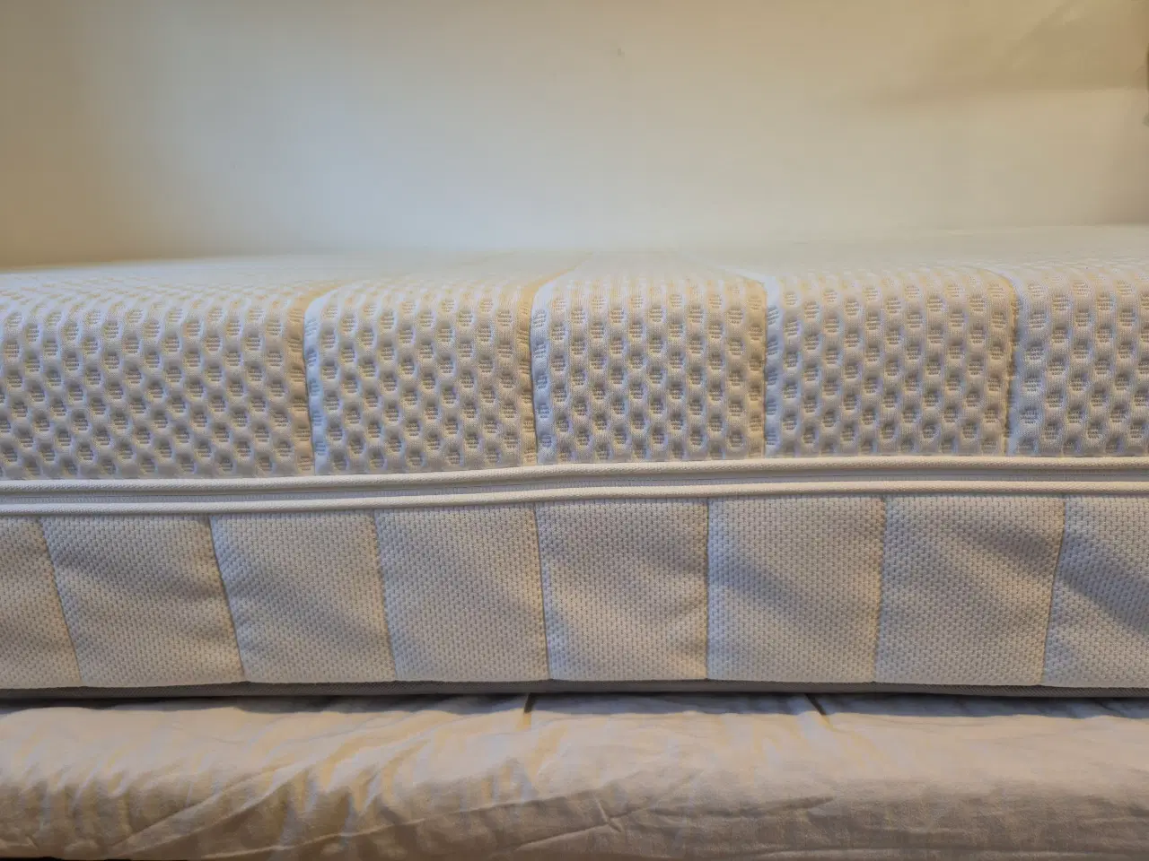 Billede 4 - Kvalitetsmadras i skum.