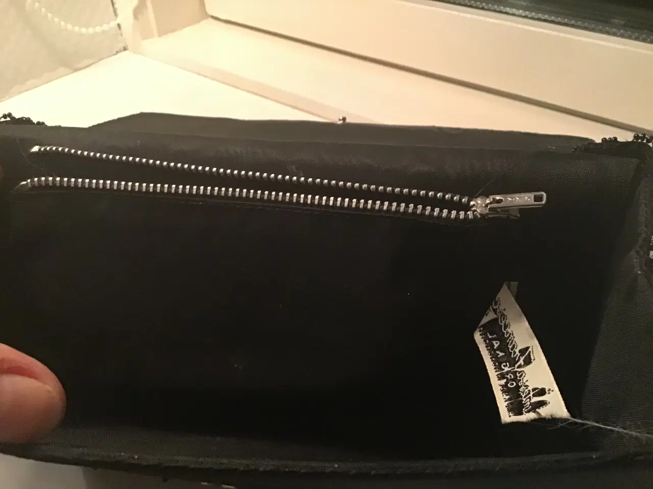 Billede 4 - Lille sort kuvert taske med flot perlesyning på
