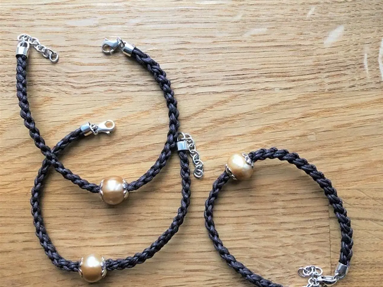 Billede 3 - Flettede armbånd med perler - blå eller brun