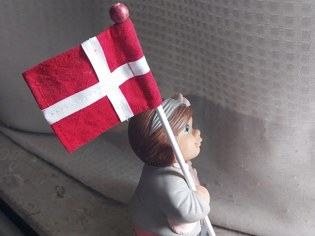 Billede 1 - Klarborg Pige med flag