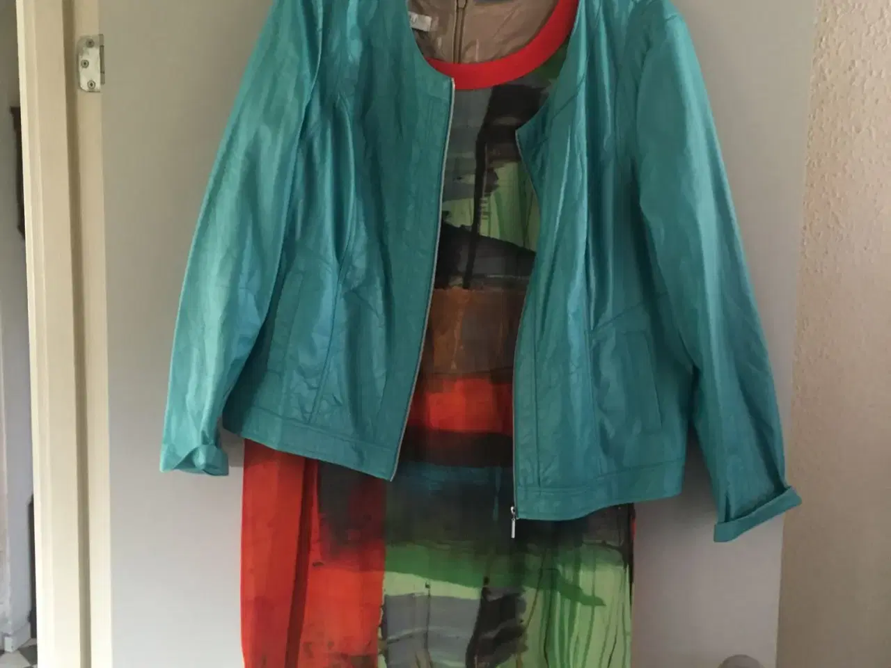 Billede 3 - Kjole +jakke fra jorli