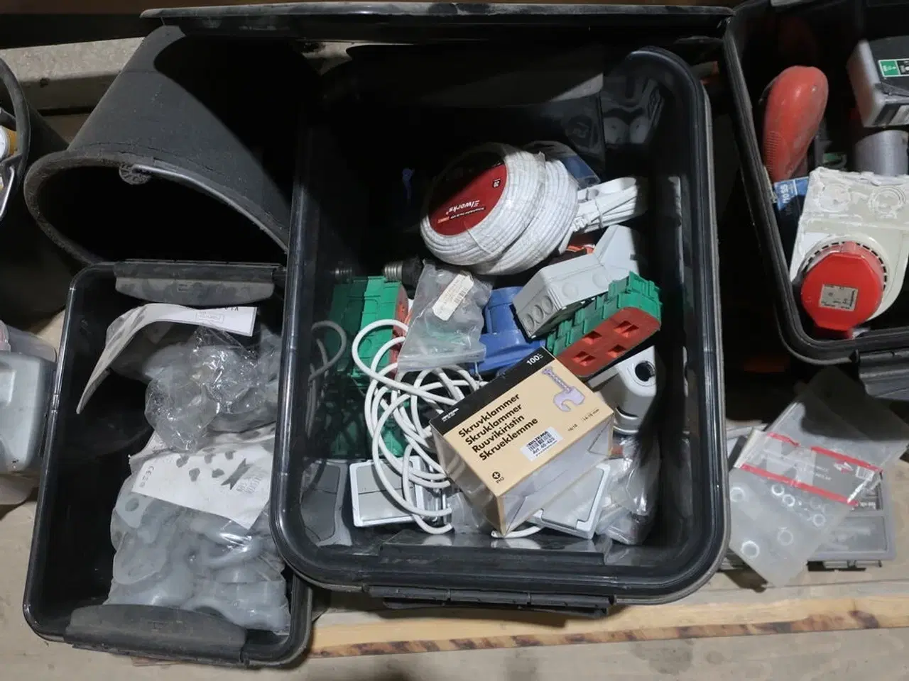 Billede 4 - Div. Kasser med værktøj og varelager