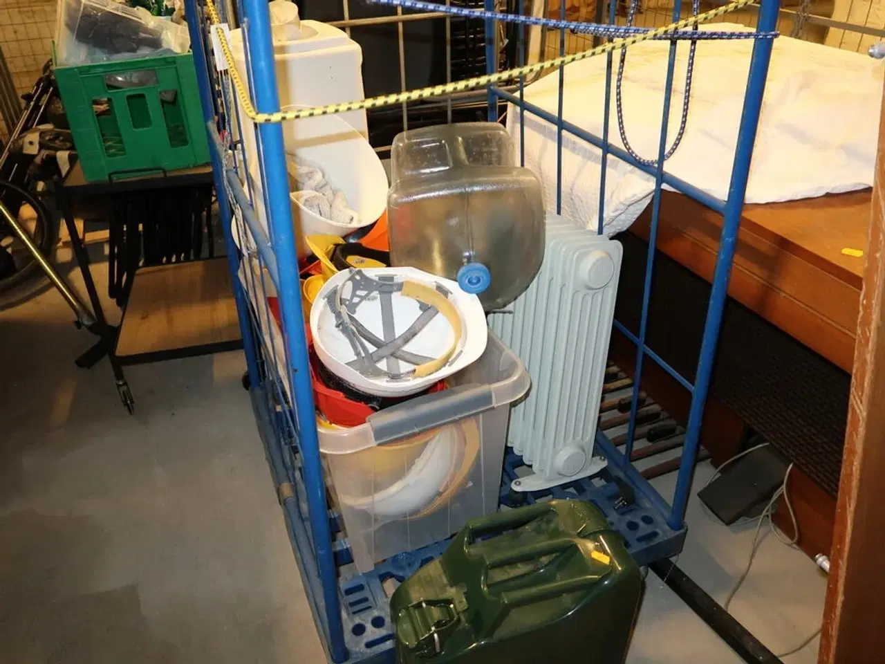 Billede 3 - Opbevaringsvogn med jerry cans, radiator, sikkerhedshjelme m.m.