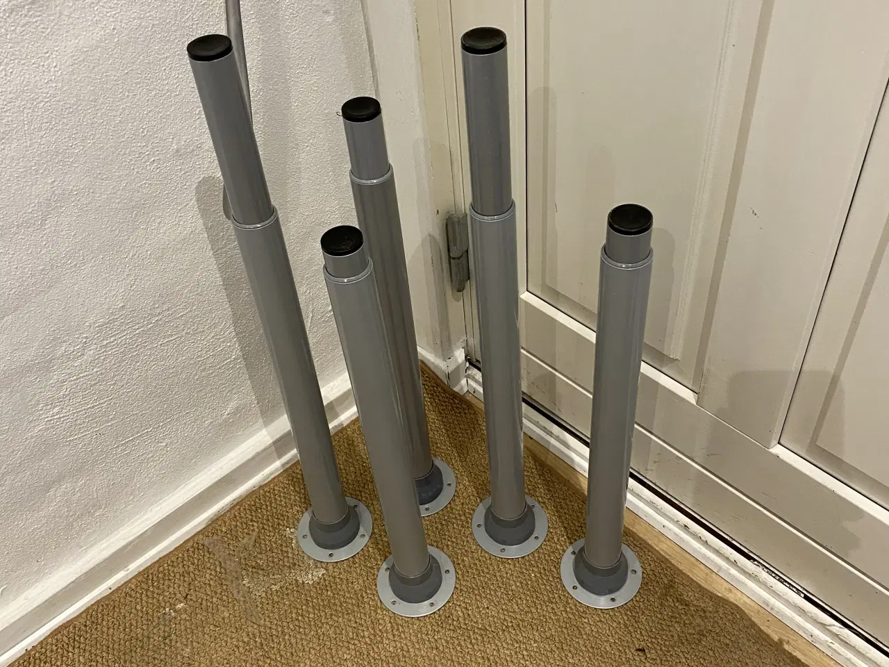 Billede 1 - Bordben justeres 