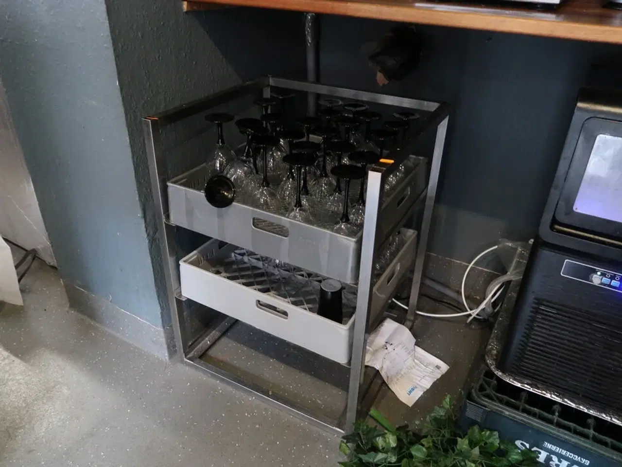 Billede 2 - Stikvogn med div. Opvaskebakker med glas m.m.