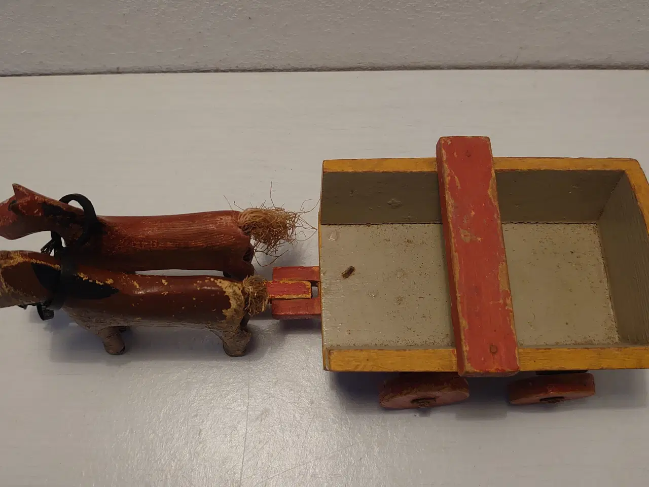 Billede 3 - Fængselslegetøj:Hestevogn og 2 heste. Flagmærket.