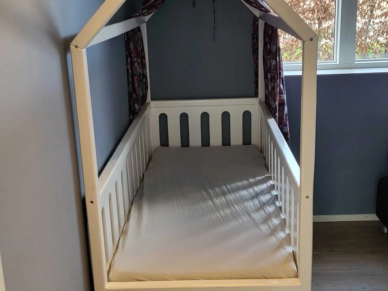 Billede 2 - Husseng, med skuffer og gardin