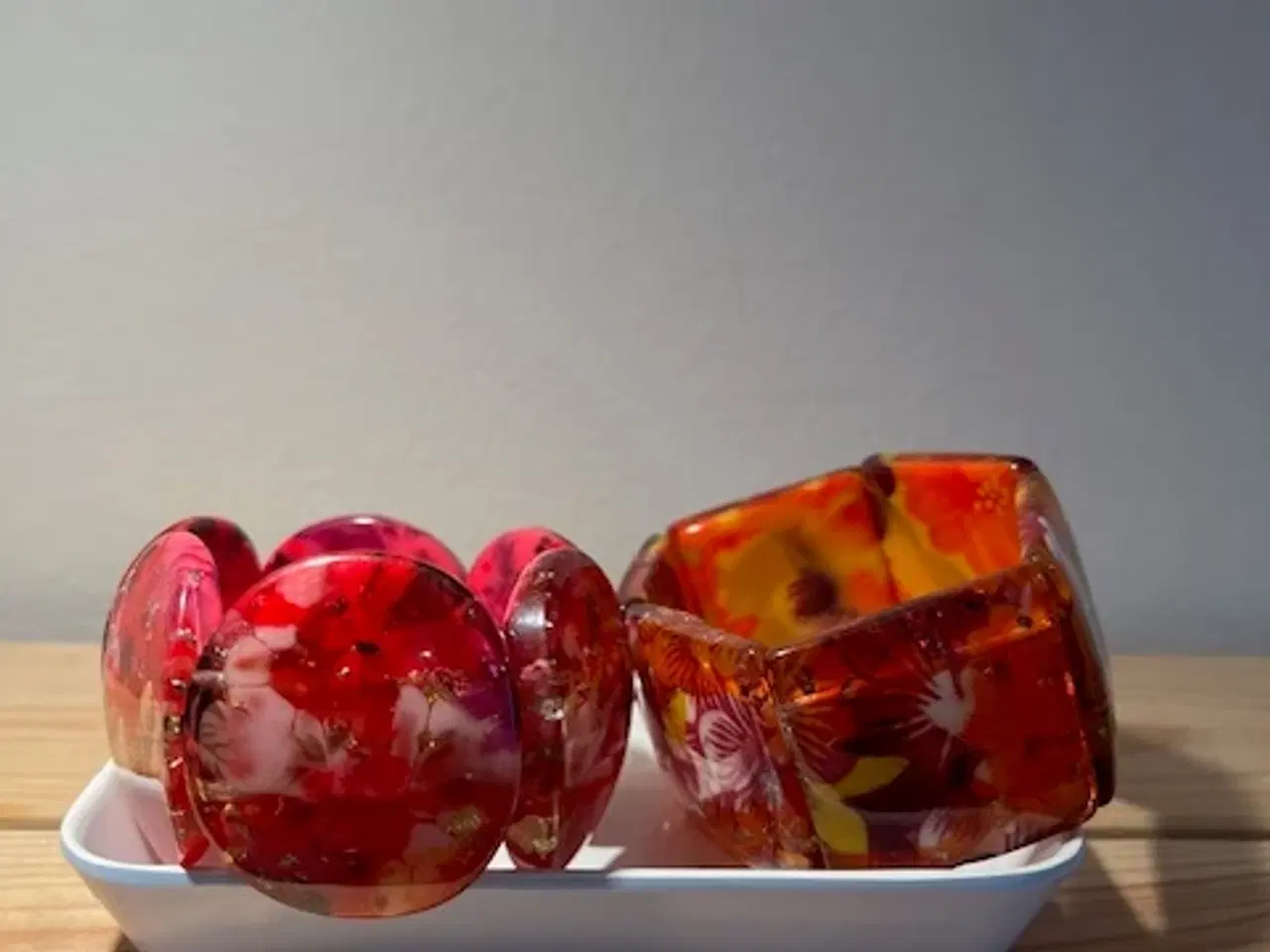 Billede 1 - 2 chunky & farverige armringe – Blomster+glimmer