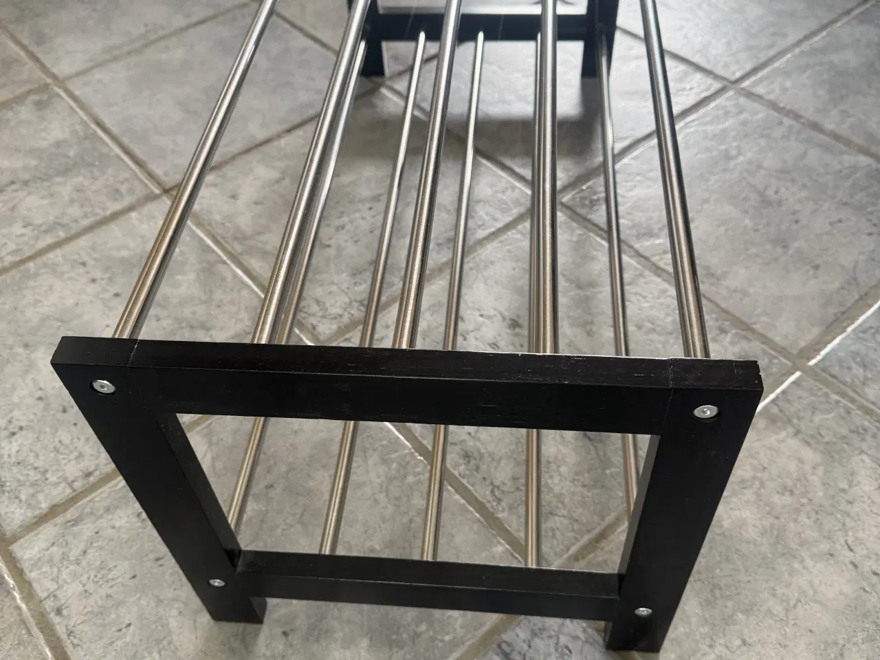Billede 2 - Skohylde sort med stålrør