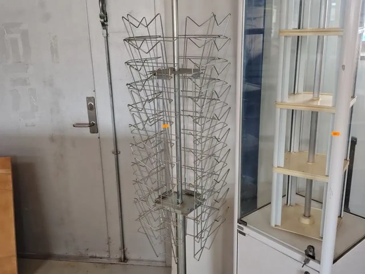 Billede 4 - Glasmontre og stativ