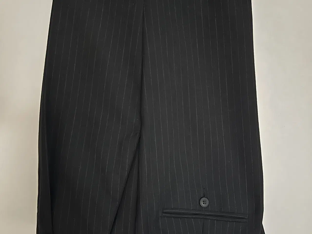 Billede 3 - Nålestribet jakkesæt str. 52