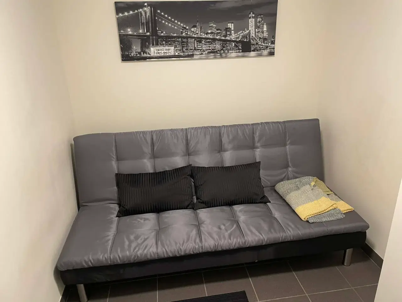 Billede 1 - God og velholdt futon, mest brugt som sofa.