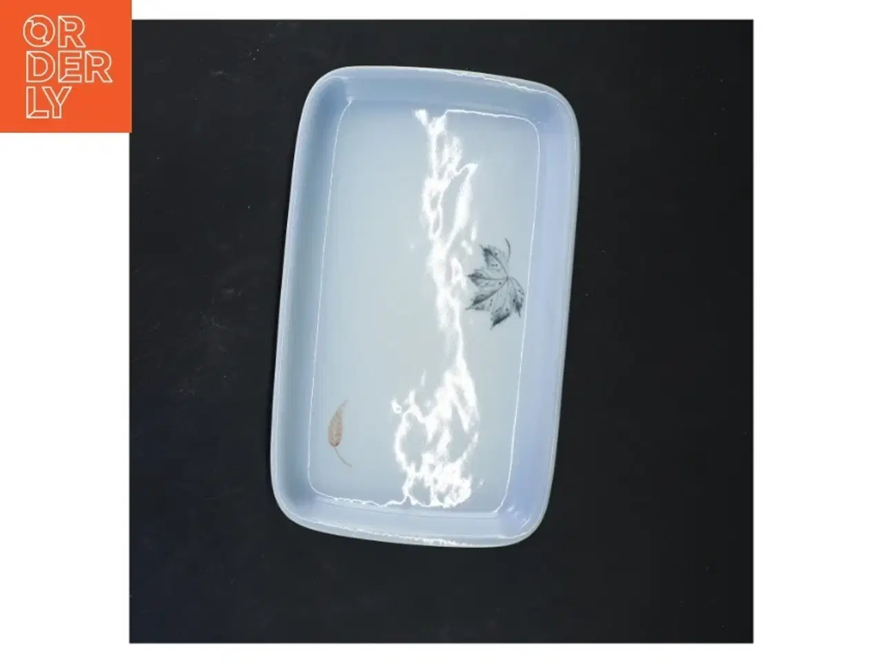 Billede 2 - Rektangulært porcelænsfad med bladmotiv fra B&G (str. 24x15 cm)