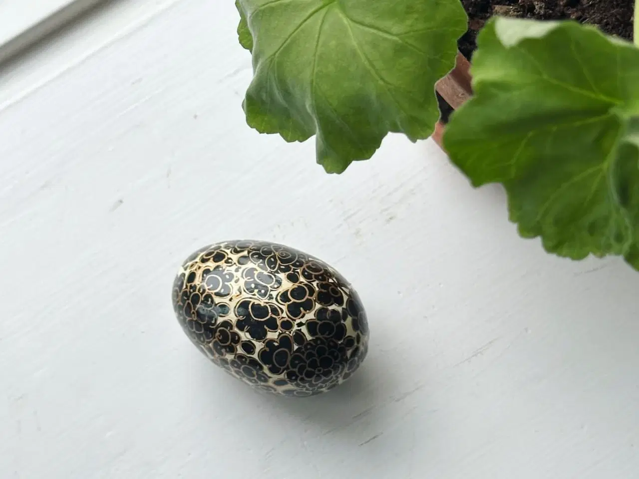 Billede 1 - Bemalet æg, creme/sort/guld