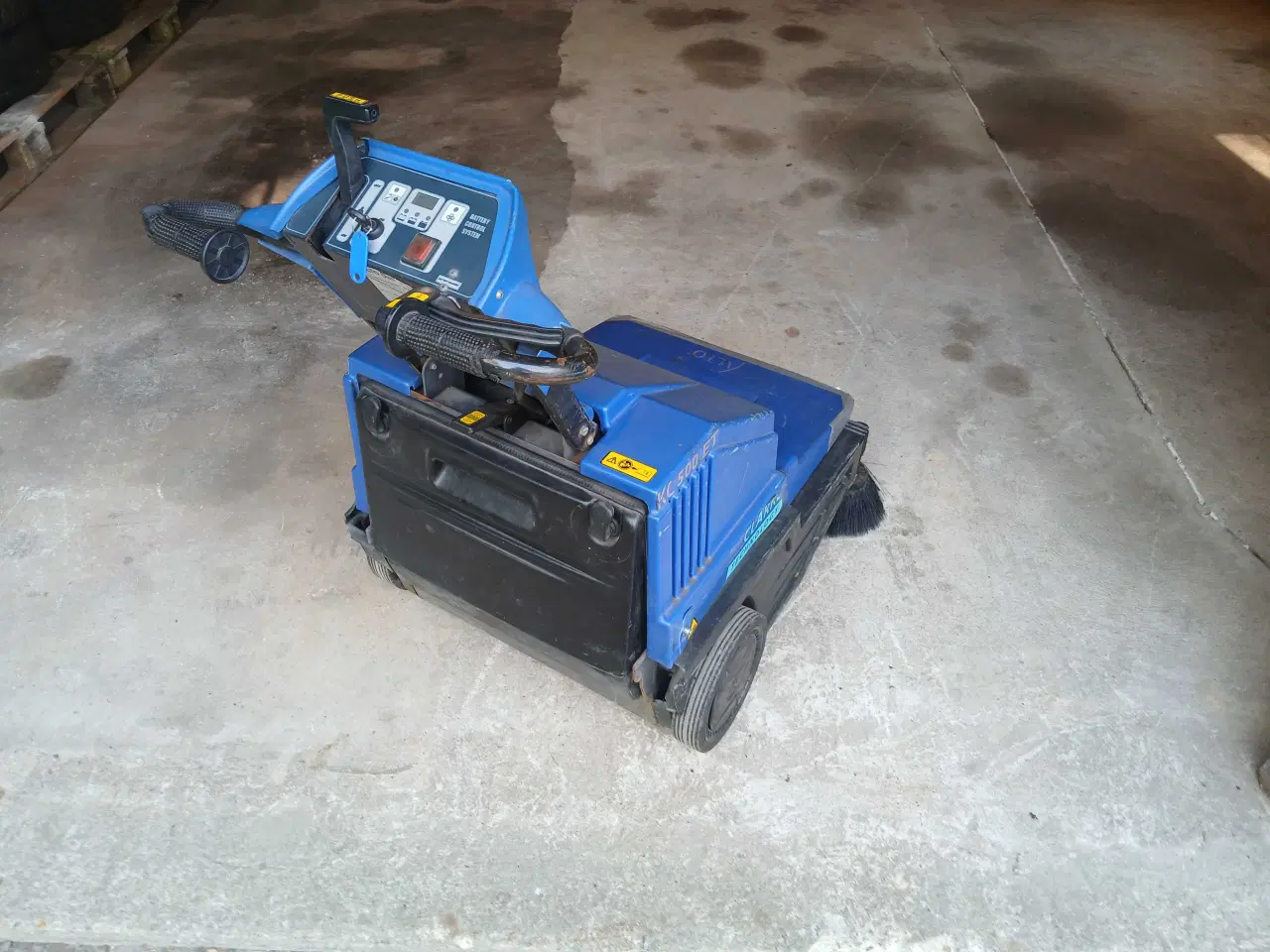 Billede 3 - nilfisk-Alto fejemaskine