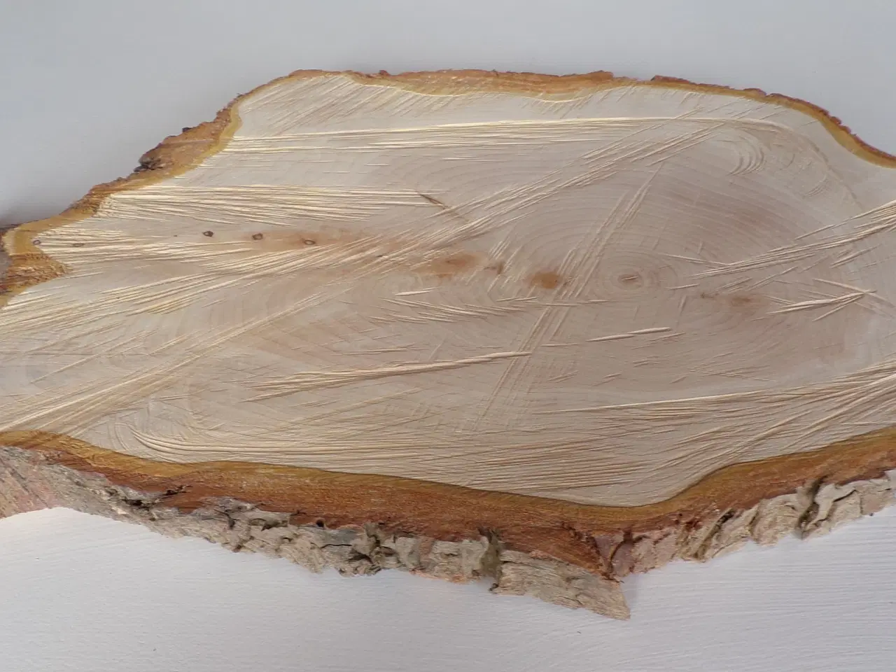 Billede 2 - NY Thuja Træskive med bark 44 cm lang