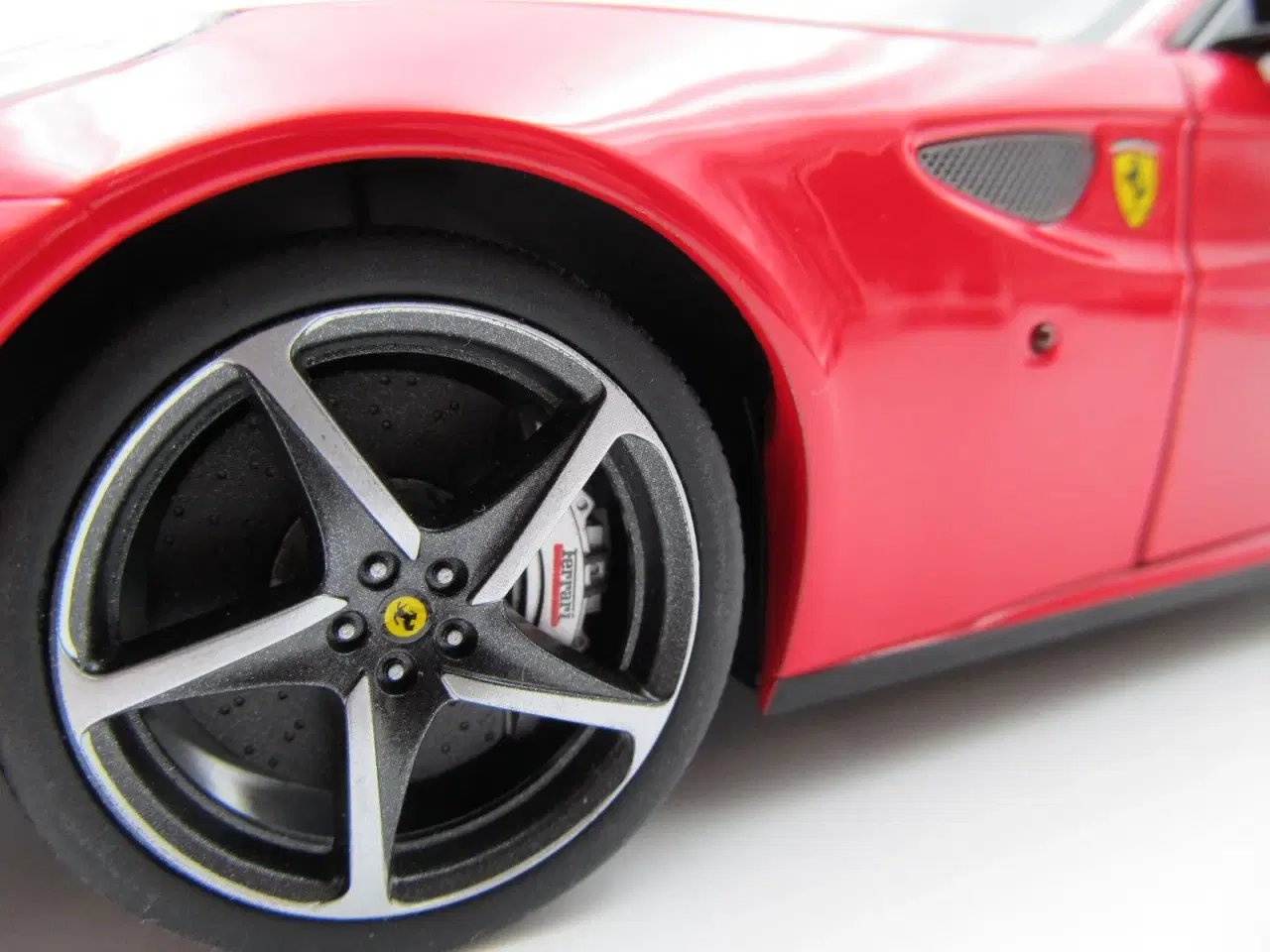 Billede 8 - 2011 Ferrari FF - 1:18  - Rosso Corsa Red  