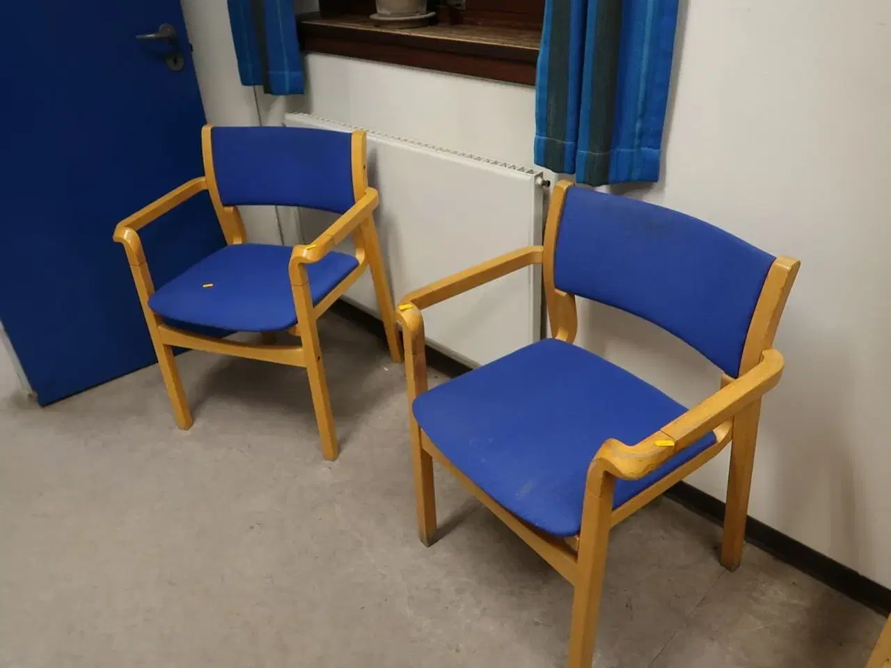 Billede 6 - El. hæve/sænke skrivebord samt kontorstol og skuffemodul, stole og reoler