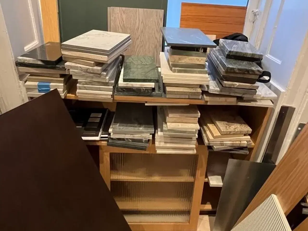 Billede 2 - Tøm rum: Bl.a. Stort parti Marmor vareprøver + Reoler