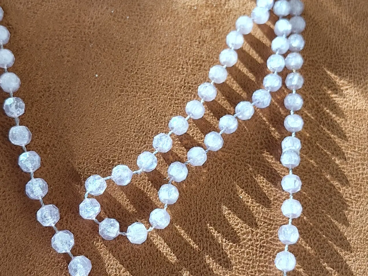 Billede 1 - Lang halskæde af klare perler
